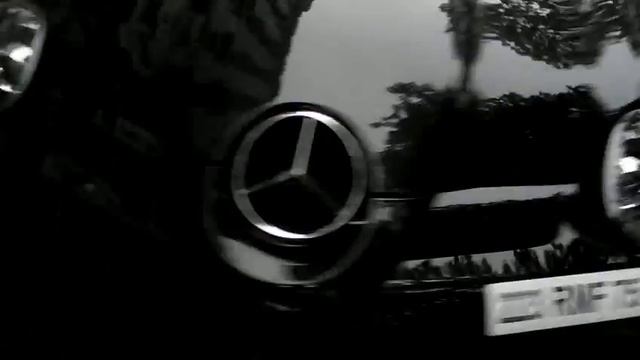 Samuel Eto'o' mercedes SLR 722S Roadster in Paris. смотреть онлайн