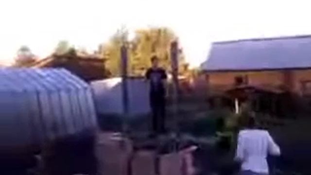 ШОК! Идиот Прыгнул В Колодец смотреть онлайн