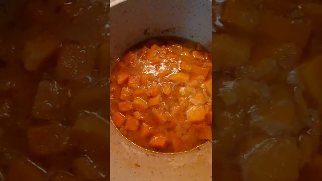 Очень вкусный крем суп с тыквой.