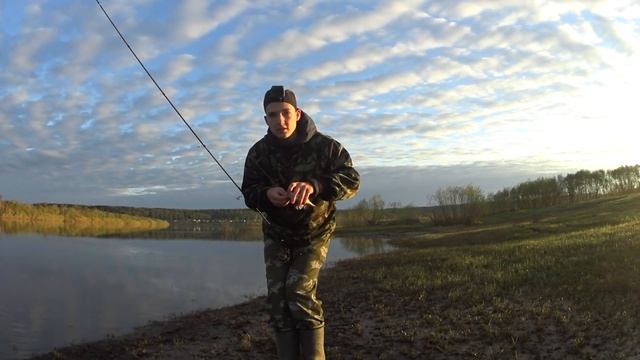 Горбатый окунь с каждого заброса!!! Ловля окуня на микроджиг. смотреть онлайн