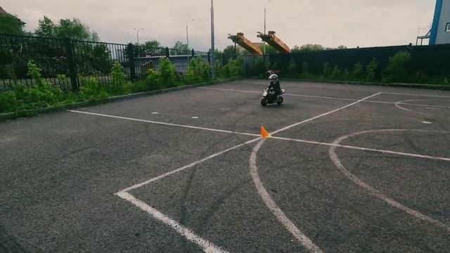 Ребенок на мотоцикле в 4 года - тренировка V.1