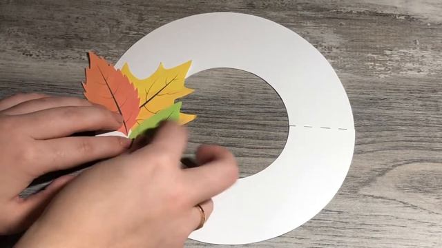 Венок из бумажных листьев / Fall Leaf Wreath Craft смотреть онлайн