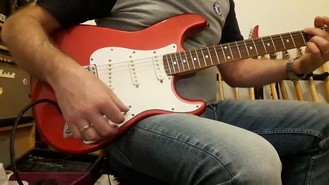Squier Stratocaster Standard Series (2000) in Candy Apple Red mit Fender PUs смотреть онлайн