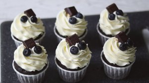 Капкейки "Сникерс" | Самые вкусные шоколадно-кофейные капкейки с карамелью и арахисом | KLARA CAKE