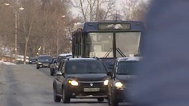 На проспекте Авиаторов в Ярославле дорожные рабочие наносят разметку в снег смотреть онлайн