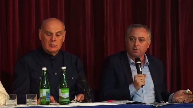 СКАНДАЛ в ОЧАМЧЫРЕ! Президенту задали неудобные вопросы по передаче в собственность госдачи ПИЦУНДА смотреть онлайн