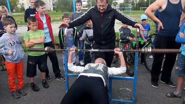 Девушка жмет лежа. смотреть онлайн