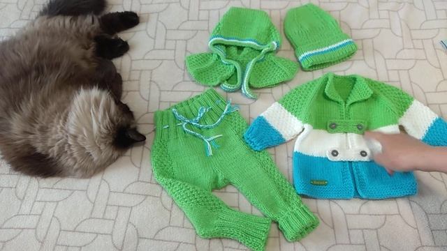 Детский вязаный костюм на 2-4 месяца. Обзор. Вязание спицами смотреть онлайн