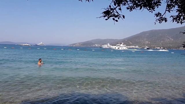 Bodrum un en lüks otellerin bulunduğu TORBA koyu . В БОДРУМе ТОРБА пляж. смотреть онлайн