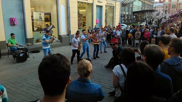 Весна в Москве Музыканты возле ЦУМа смотреть онлайн