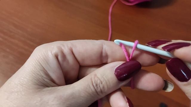 Учимся вязать крючком. Урок 1. Пряжа, крючок, первая петля, петля скользящая, воздушные петли. смотреть онлайн