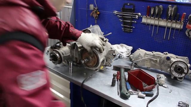 Двигатель скутера Honda Gyro X 2T переборка (фрагмент), Kupiscooter.ru смотреть онлайн