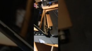 ремонт болтающейся крышки ноутбука с помощью болтов, гаек и сверла