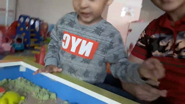 Передаем привет маме / Алихан играет в игровой комнате смотреть онлайн