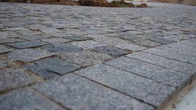 Пиленая брусчатка ,фриз , в поле колотой гранитной брусчатки видео . смотреть онлайн