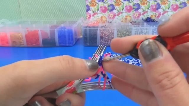 Браслет из резинок тройная цепочка на двух вилках Rainbow Loom смотреть онлайн