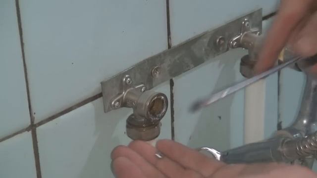 Как заменить сломанный эксцентрик на смесителе.