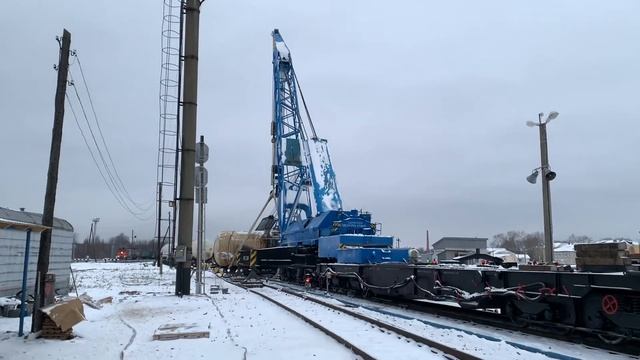 Ржд. Сход бочки с топливом которая завалилась на бок.