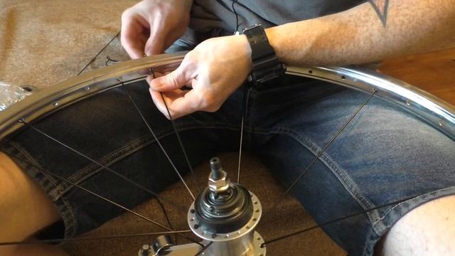 СПИЦОВКА КОЛЕСА. КАК ЗАСПИЦЕВАТЬ КОЛЕСО. КАК УБРАТЬ ВОСЬМЕРКУ НА КОЛЕСЕ. смотреть онлайн