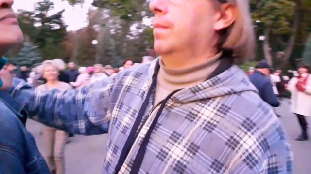 А БЕЛАЯ ЗИМА НАЧАЛАСЬ ВНЕЗАПНО! ТАНЦЫ В ПАРКЕ ГОРЬКОГО ХАРЬКОВ смотреть онлайн