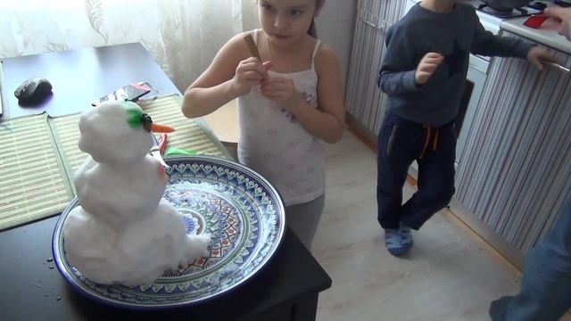 Домашний снеговик (из первого южного снега) слепили дома на кухне!