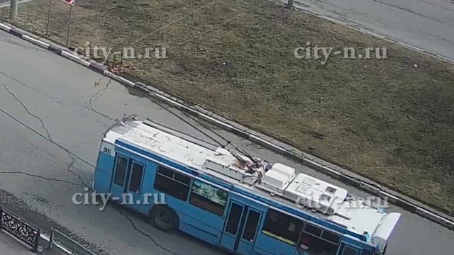 В Новокузнецке старый троллейбус на ходу оборвал провода смотреть онлайн