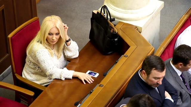 Таисия Повалий стучит по столу в такт оппозиции смотреть онлайн