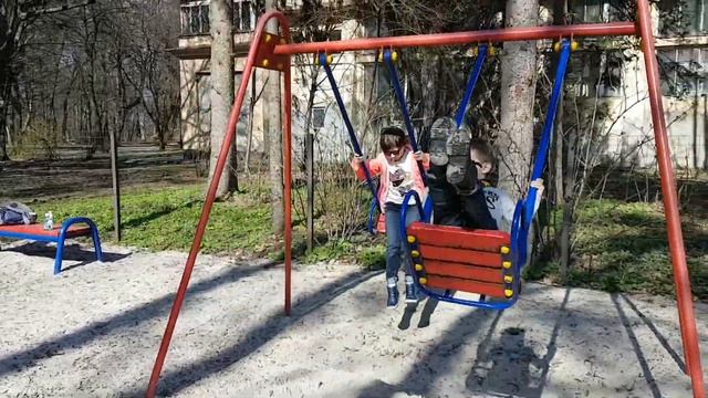 2017.04.12 Качели возле Делиса смотреть онлайн