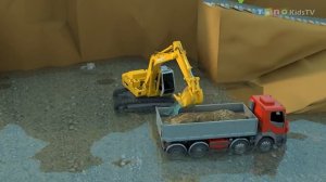 Гусеничный кран-экскаватор и строительные тележки для детей | Ремонт железнодорожного моста