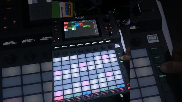 Akai Force играю музыку в стиле Киберпанк смотреть онлайн