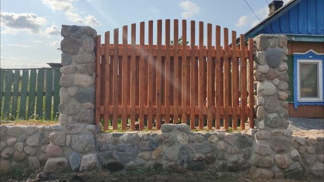 Каменный забор с клумбой. смотреть онлайн