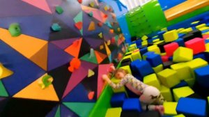Настя в батутном парке.  Играем и веселимся в детском игровом центре