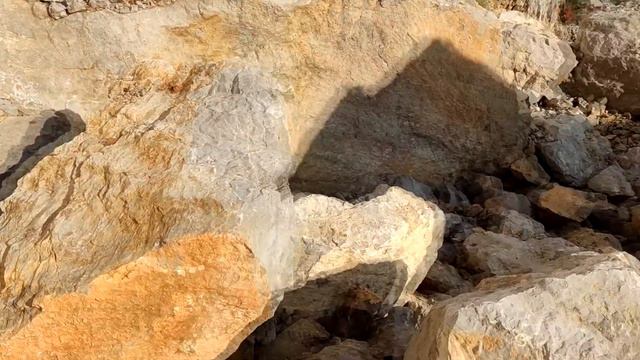 15 октября 2021г. Узун-Таш, Алтын-Гёз - остроконечная высокая скала желтоватого оттенка. смотреть онлайн