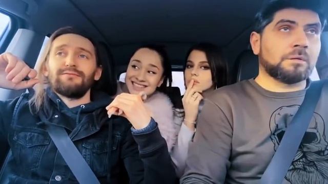 Актёры дубляжа нашли помощника /Актёры озвучки в машине