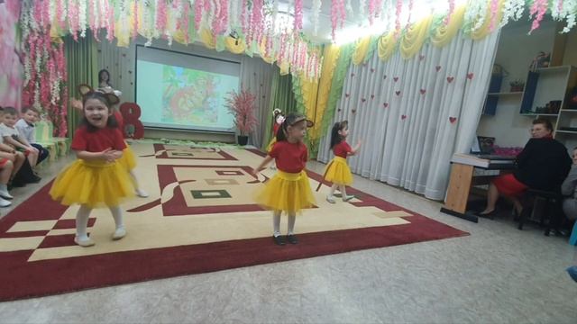 Выступление Евы в детском саду ко дню 8 марта. Ева мамонтёнок) всех женщих с праздником? смотреть онлайн