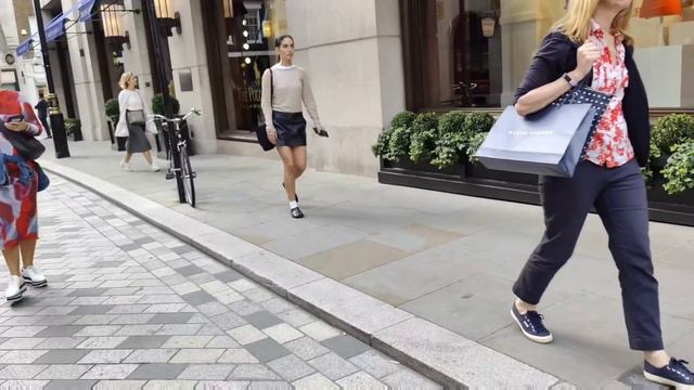 How Dress Stylish People. Elegant and Beautiful Outfits. London Street Fashion. смотреть онлайн