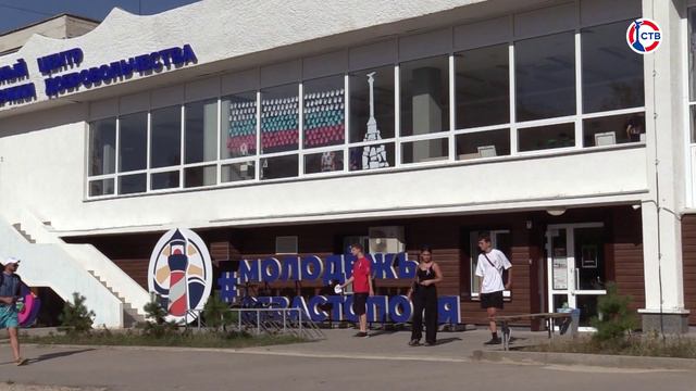 В севастопольском Молодежном центре прошла акция «Окна России» смотреть онлайн