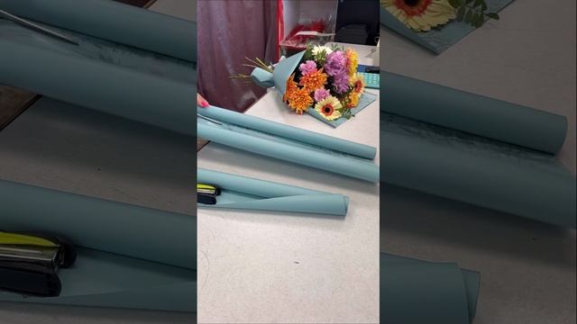 Букет из Гербер, хризантем и диантуса) и много пленки смотреть онлайн