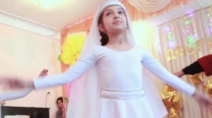 Дети танцуют лезгинку на выпускном в детском саду Крымска