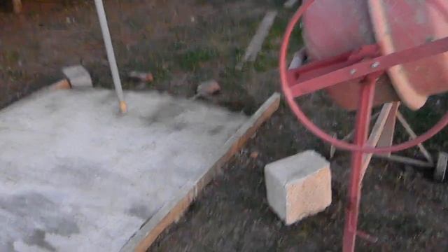 Дом своими руками. Залили площадку для белья . смотреть онлайн