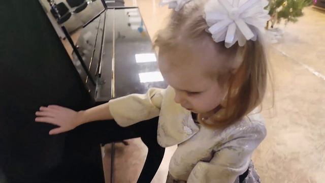 НЕЗРЯЧАЯ НАСТЕНЬКА ИГРАЕТ НА ПИАНИНО В 5 ЛЕТ ! 👸 СУПЕР ВЛОГ #незрячаянастя смотреть онлайн