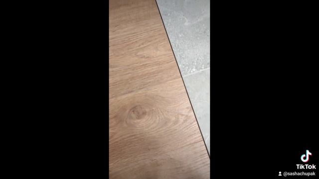 З'єднання ламінату та плитки. Після монтажу дверей буде силіконитись