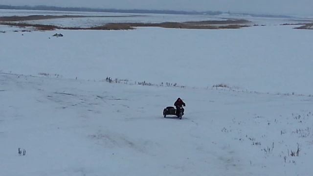 мотоцикл урал. днепр по снегу в горку смотреть онлайн