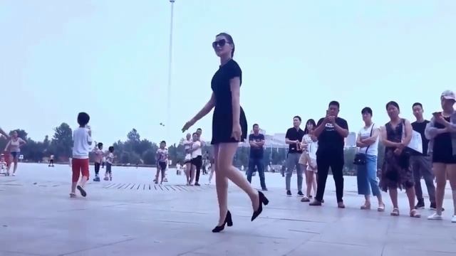 Красавица танцует Шафл на каблуках🔥 смотреть онлайн