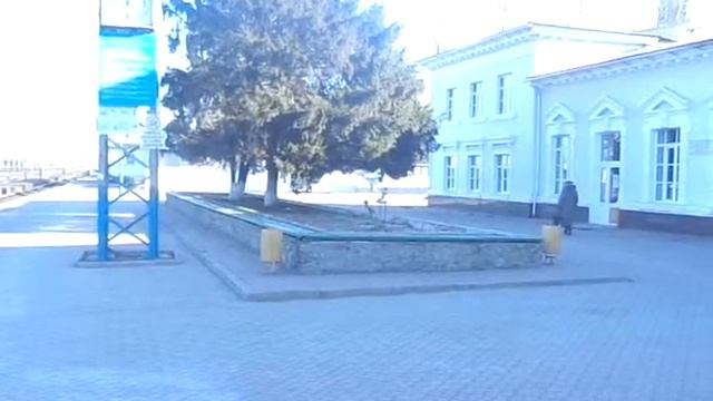 здание жд вокзала - взгляд с перона смотреть онлайн