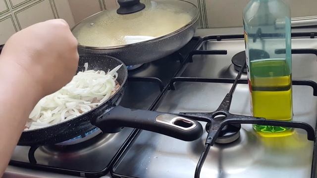 Жаренная картошечка с кусочками мяса и луком. (Готовлю всё время). смотреть онлайн