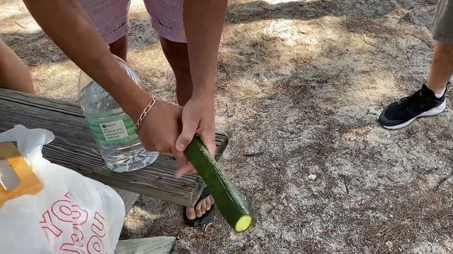 Кто-то моет свой огурец смотреть онлайн