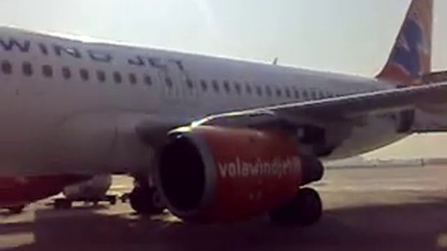 wind jet a320 in pisa airport (PSA) from catania (CTA) смотреть онлайн