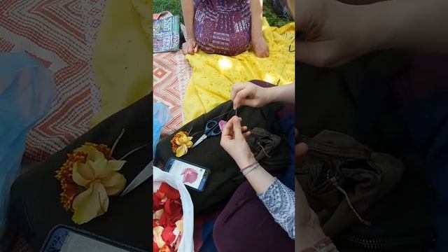 МК по плетению гирлянд 7 часть. Мадхави-лата матаджи. Запорожье 28.05.2018 смотреть онлайн