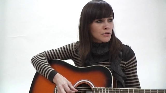 beautiful girl beautifully sings on guitar/красивая девочка красиво поёт под гитару смотреть онлайн